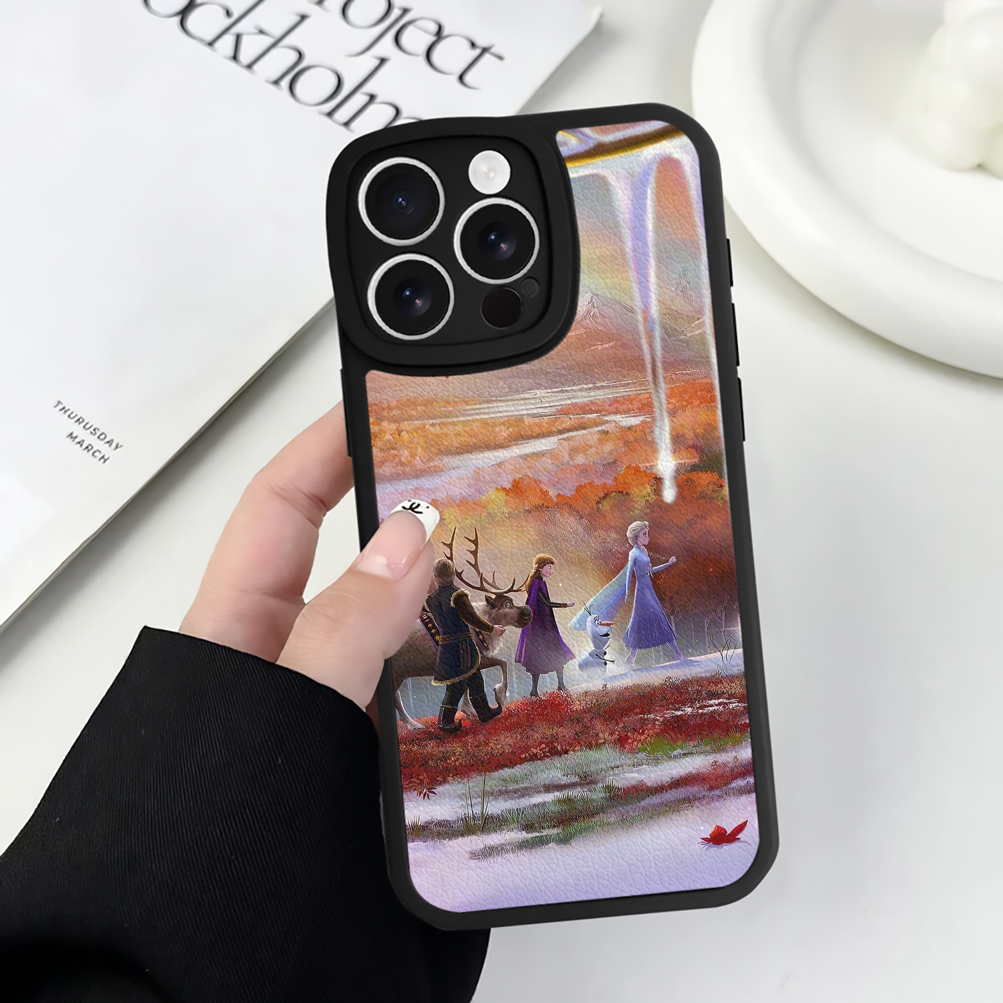 （画像用） アナと雪の女王 アンナ エルサ Frozen Anna Elsa 【iPhone 16シリーズ対応】シリコンスマホケース（レザー調） 材質：シリコン